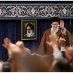 بینید| ورود رهبر انقلاب به حسینیه امام خمینی و دیدار معلمان