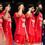 سلام نظامی والیبالیست‌ها هنگام پخش سرود ملی