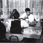 هاشمی رفسنجانی در کنار مادر و فرزندانش سر میز صبحانه؛ دهۀ ۶۰ +عکس