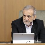 پزشکیان: حرف درست یک دانه است، اصلا لزومی ندارد که هر روز حرف بزنیم/ چون افرادی در جایگاه‌هایی قرار گرفته‌اند که نباید در آن باشند، مشکل داریم/ «کی بود کی بود من نبودم» [راه انداخته‌اند]، همه با هم بودیم و این کارها را کردیم